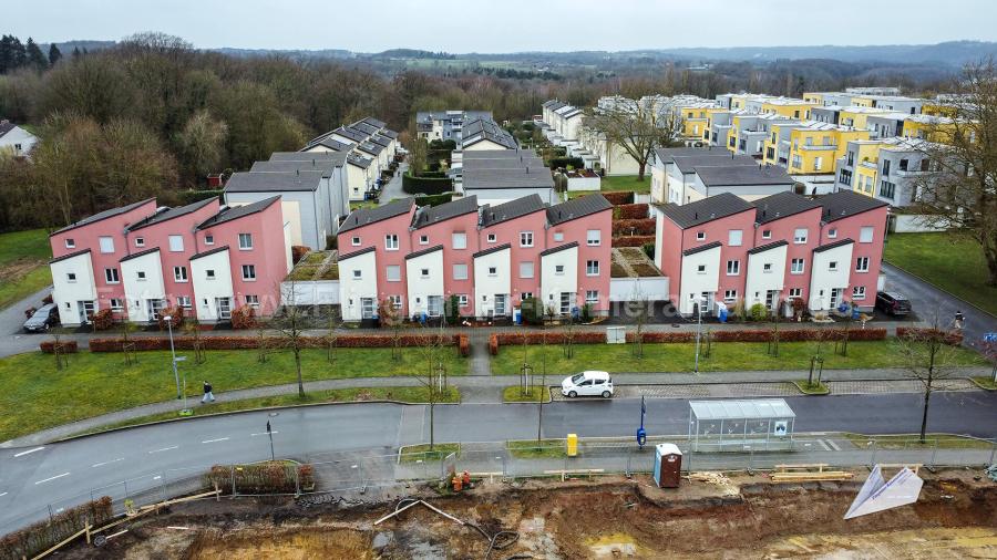 Luftaufnahmen mit Drohne der Baustelle am Kreisverkehr des Wohnquartiers "Dilldorfer Höhe" in Essen