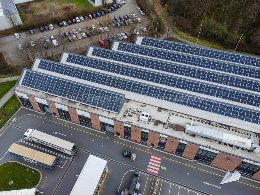 Luftaufnahmen mit Drohne eines Parkplatzes und von Solarpanelen auf einem Gewerbedach in Essen